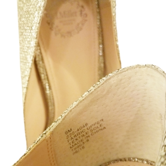 🎉HP🎉 I.Miller Cailyn Gold Metallic Peep Toe Brooch Embellished Pumps Size 9 - Picture 4 of 6